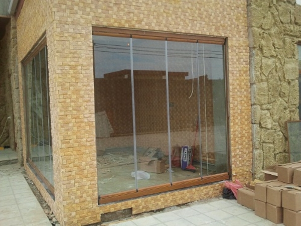 Terasz beépítés lapozható üvegfallal kültéri üvegfal