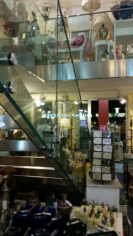 Üvegkorlátos lépcső