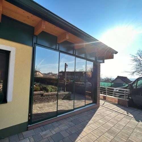 H�szigetelt tol� �vegfal reflexi�s t�kr�z�d�s �veggel